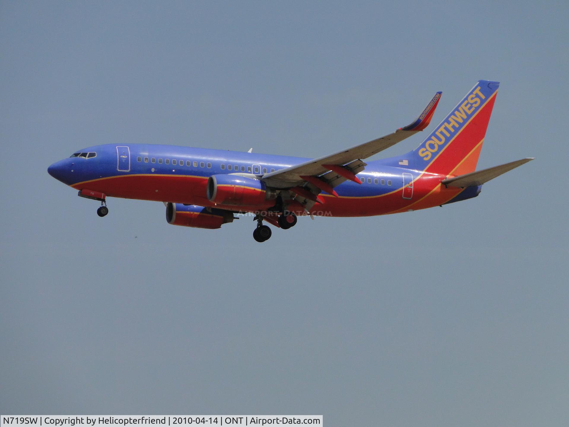 N719SW, 1998 Boeing 737-7H4 C/N 27853, On final to 26R