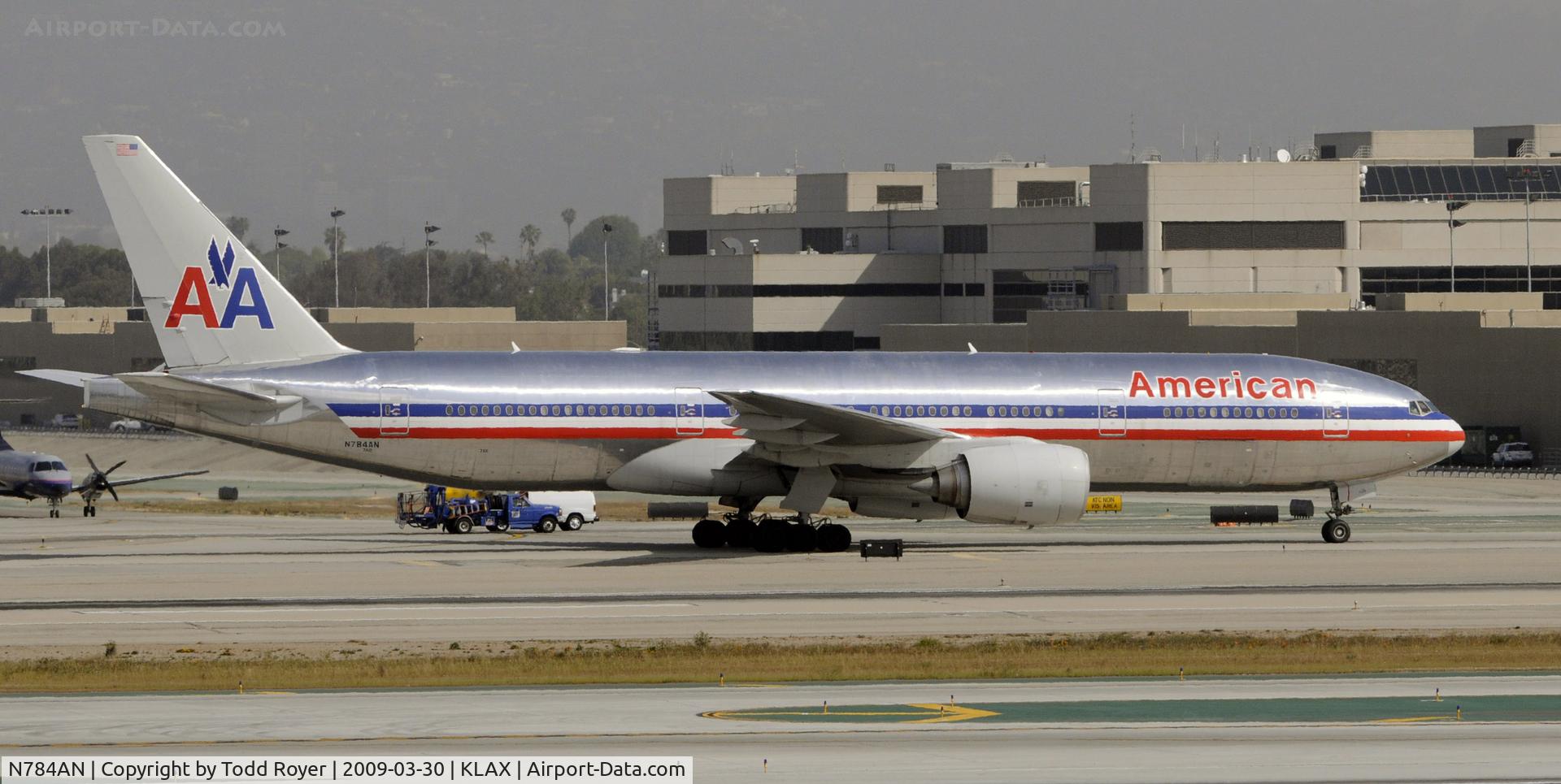 N784AN, 2000 Boeing 777-223 C/N 29588, Taxi at LAX