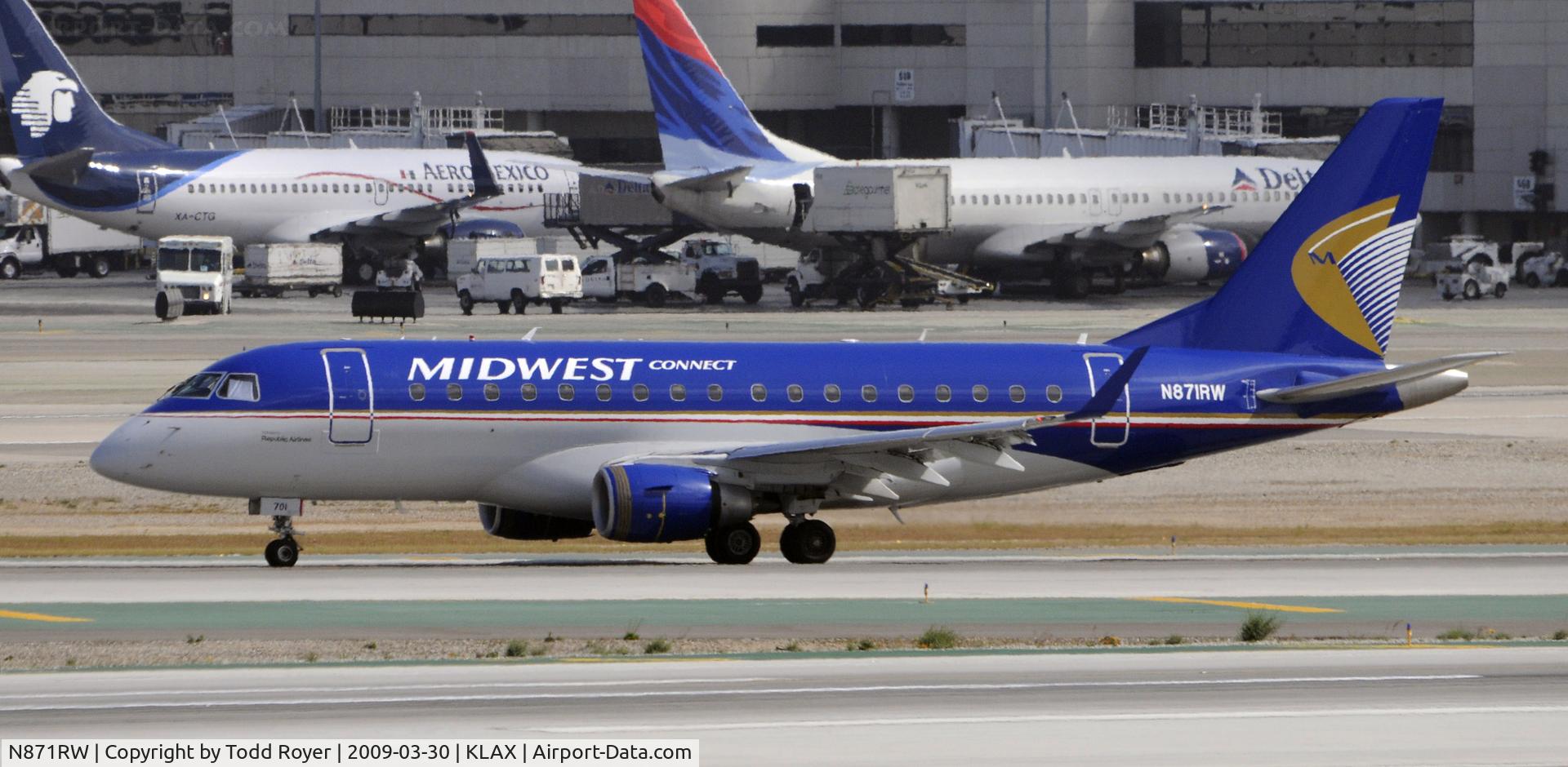 N871RW, 2006 Embraer 170SU (ERJ-170-100SU) C/N 17000140, Taxi at LAX