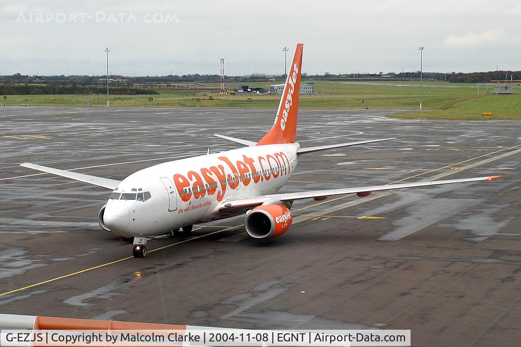 G-EZJS, 2002 Boeing 737-73V C/N 32414, Boeing 737-73V at Newcastle Airport in 2004.