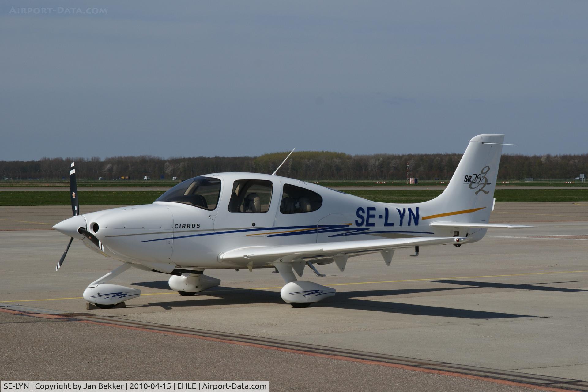 SE-LYN, Cirrus SR20 G2 C/N 1523, On the platform
