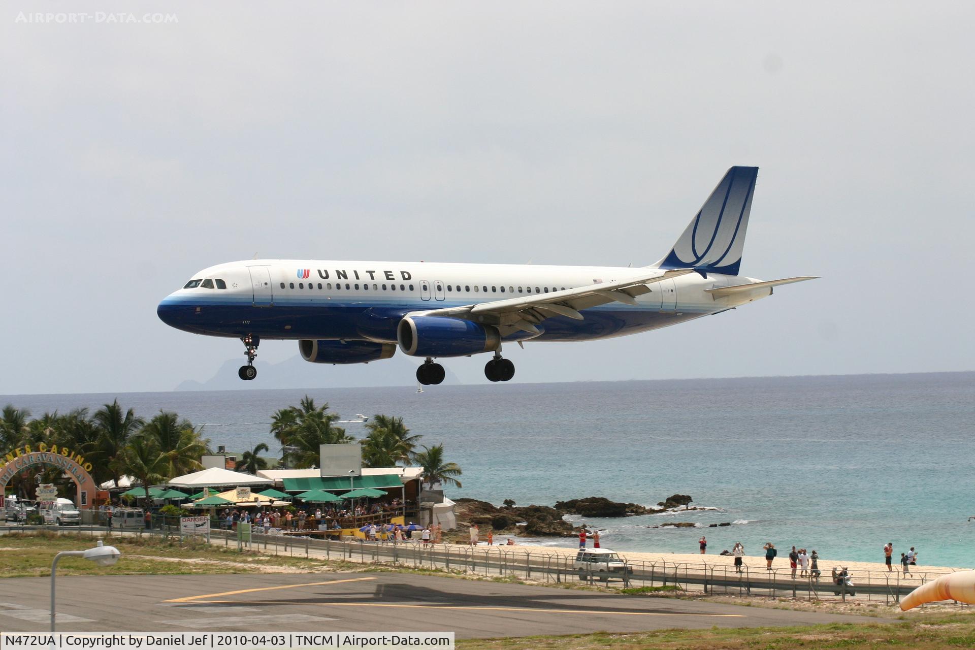 N472UA, 2001 Airbus A320-232 C/N 1435, United airlines over the tresh hold at runway 10 TNCM