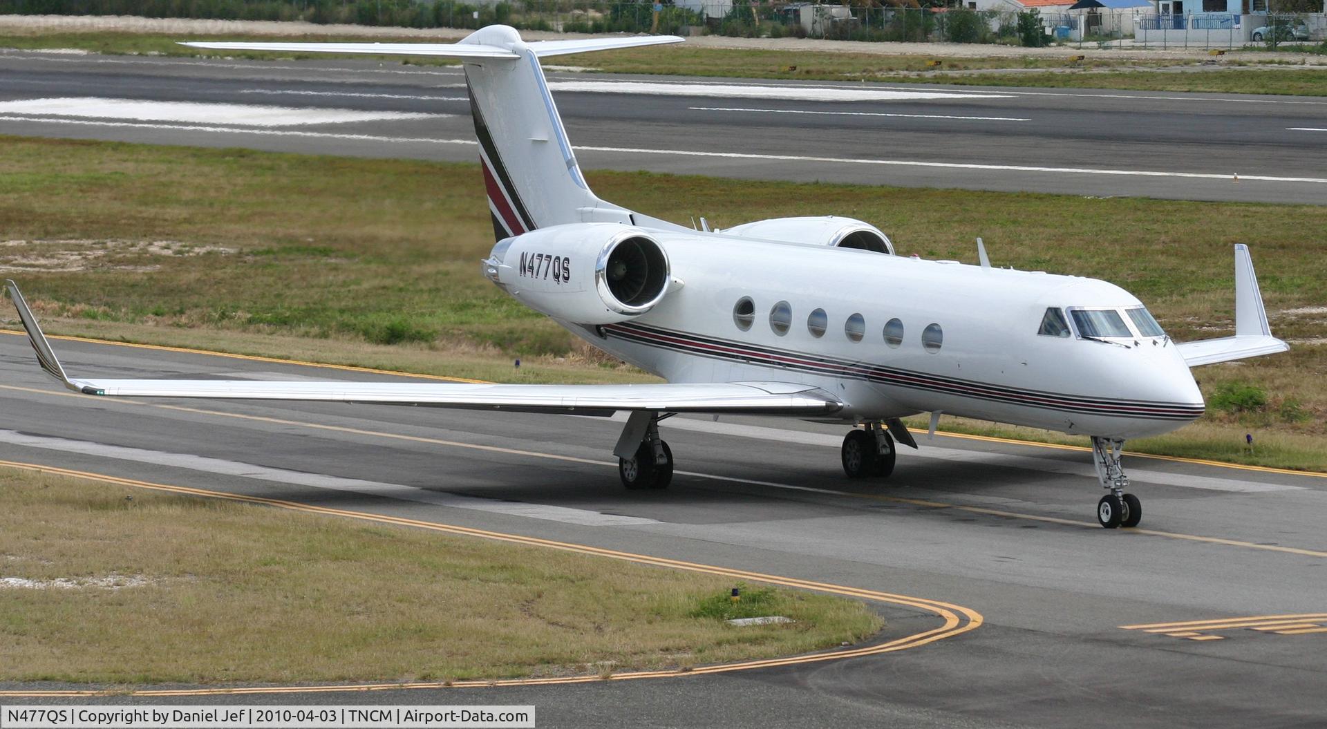 N477QS, 1999 Gulfstream Aerospace G-IV C/N 1377, N477QS at the holding point alpha for take off at TNCM