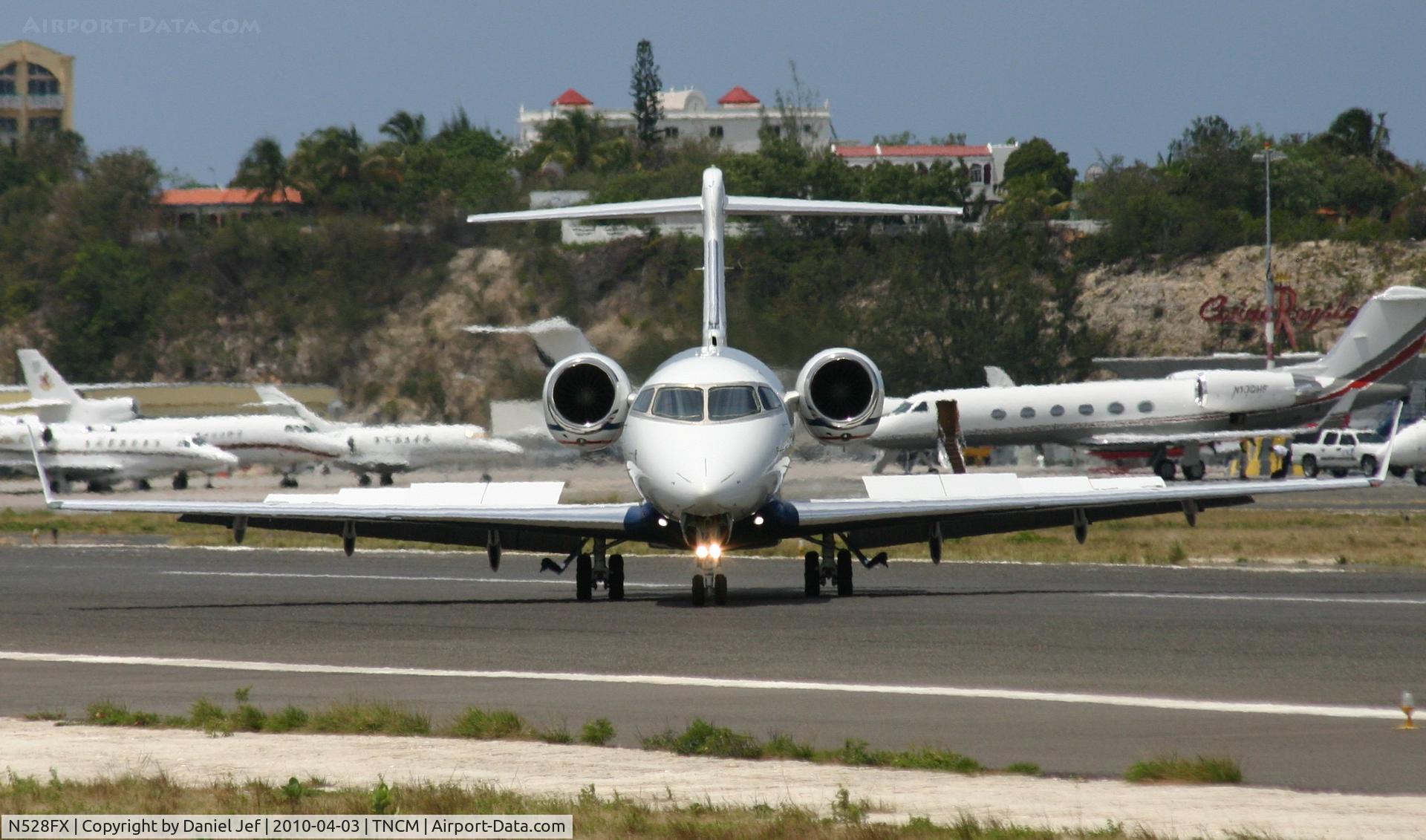 N528FX, 2006 Bombardier Challenger 300 (BD-100-1A10) C/N 20125, N528FX just landed at TNCM runway 10