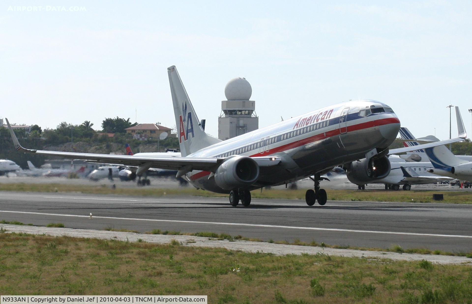N933AN, 2000 Boeing 737-823 C/N 30080, American N933AN departing TNCM runway 10