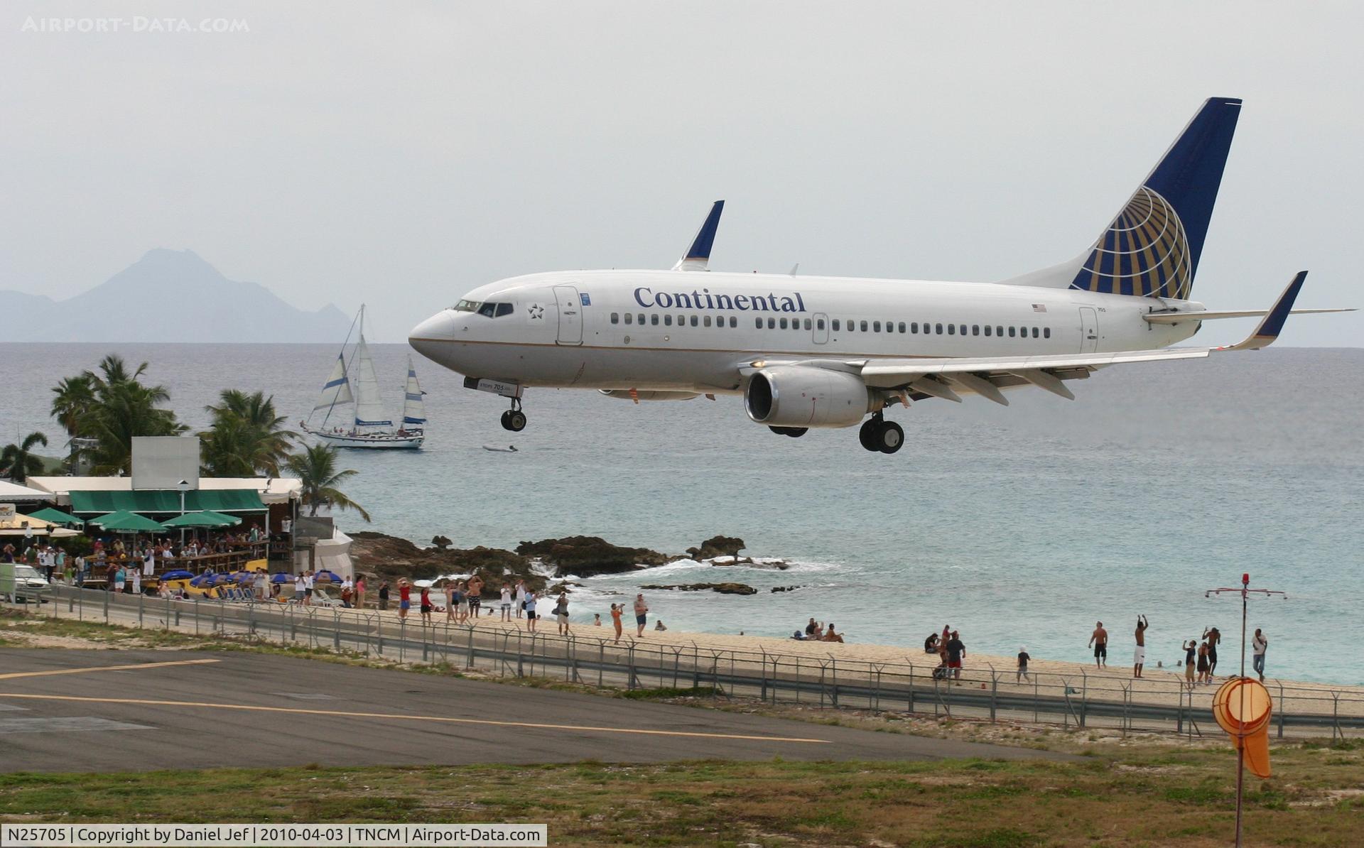 N25705, 1998 Boeing 737-724 C/N 28766, Continental N25705 over the tresh hold runway 10 TNCM