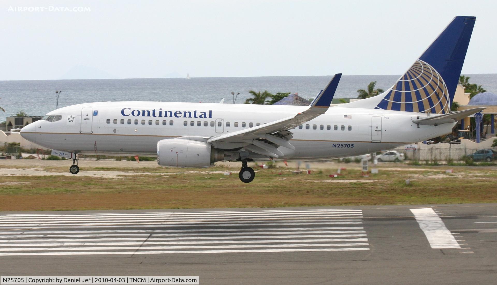 N25705, 1998 Boeing 737-724 C/N 28766, Continental N25705 over the lines at TNCM runway 10