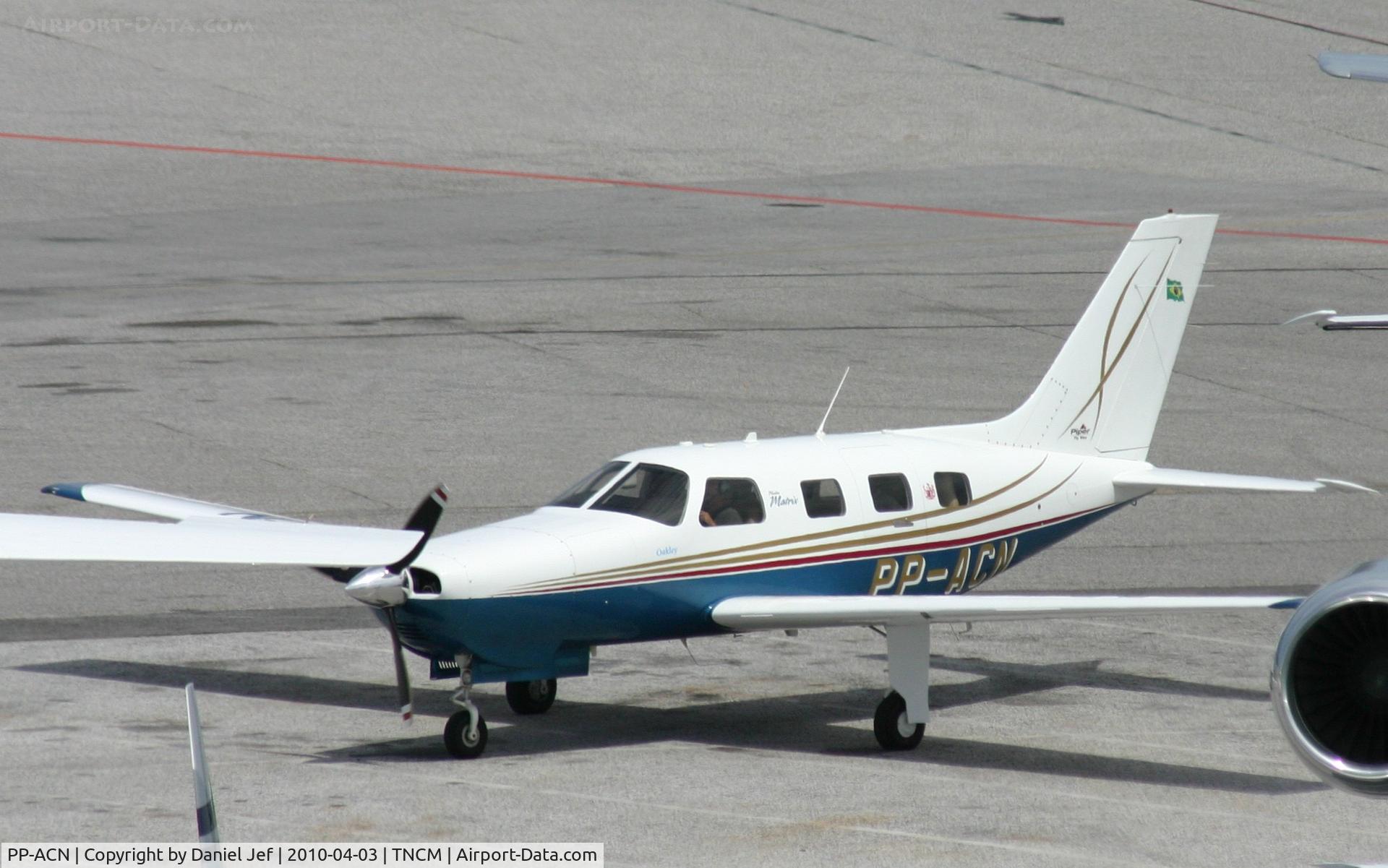 PP-ACN, Piper PA-46-350P Malibu Mirage C/N 4692102, PP-ACN taxing to parking on the main ramp at TNCM