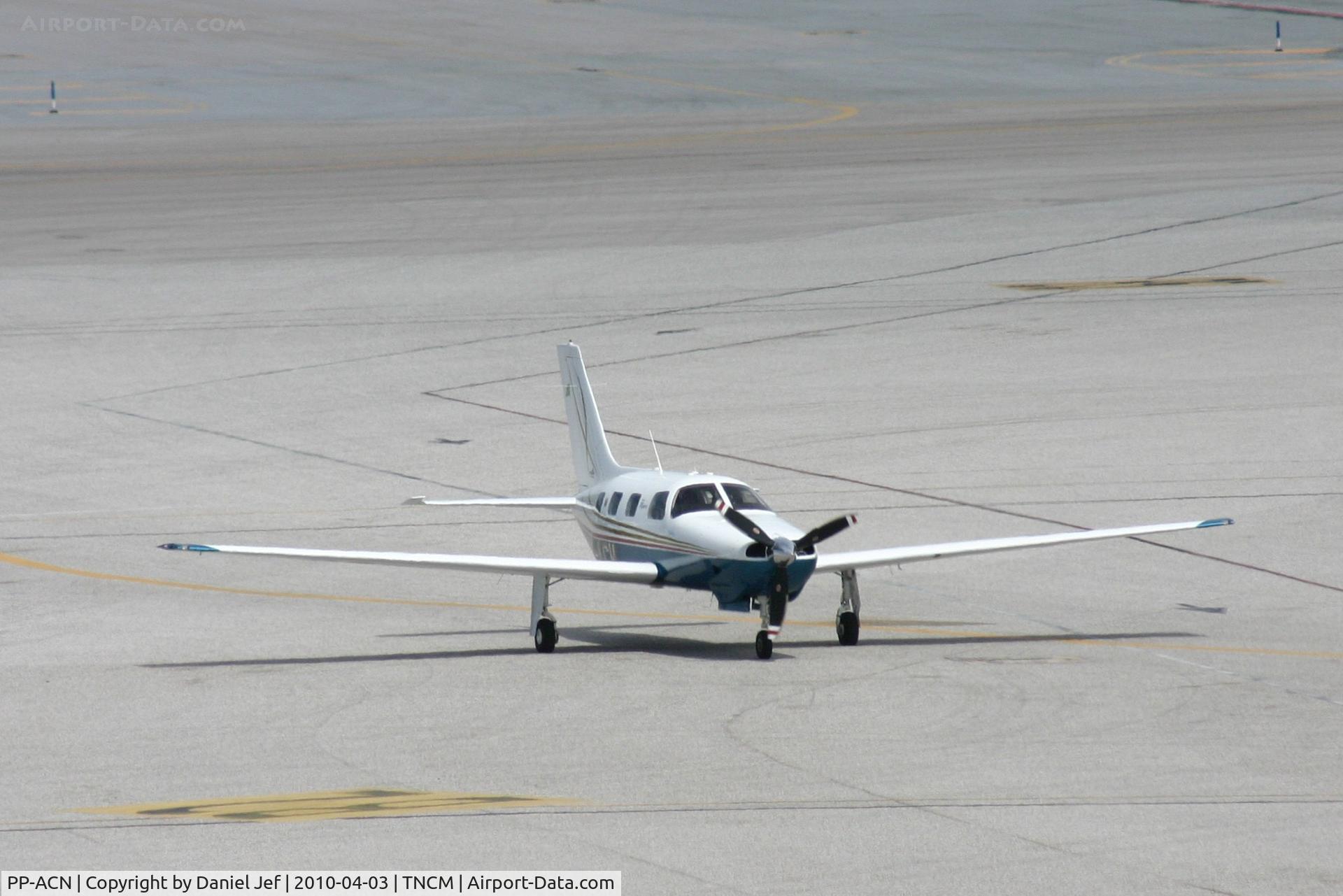 PP-ACN, Piper PA-46-350P Malibu Mirage C/N 4692102, PP-ACN taxing to parking after landing on runway 28 at TNCM
