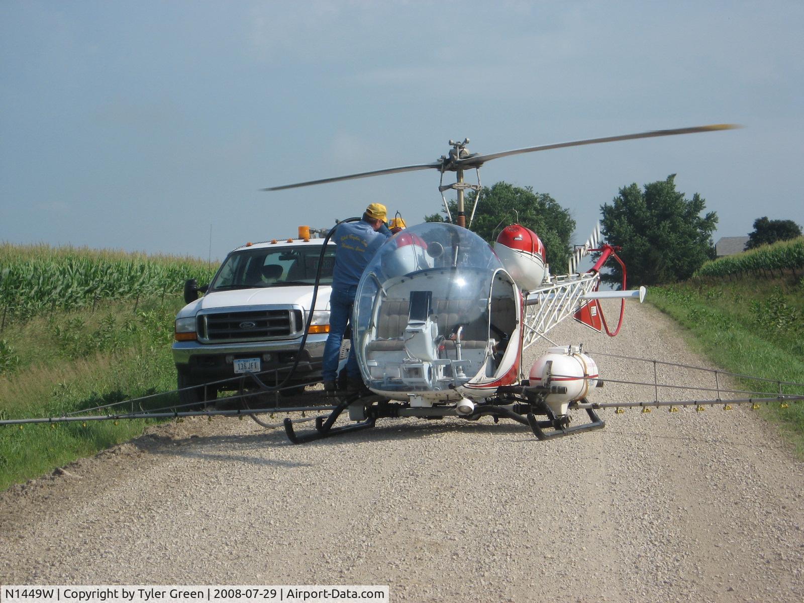 N1449W, 1969 Bell 47G-5 C/N 7931, Spraying around Vinton, Iowa in 2008