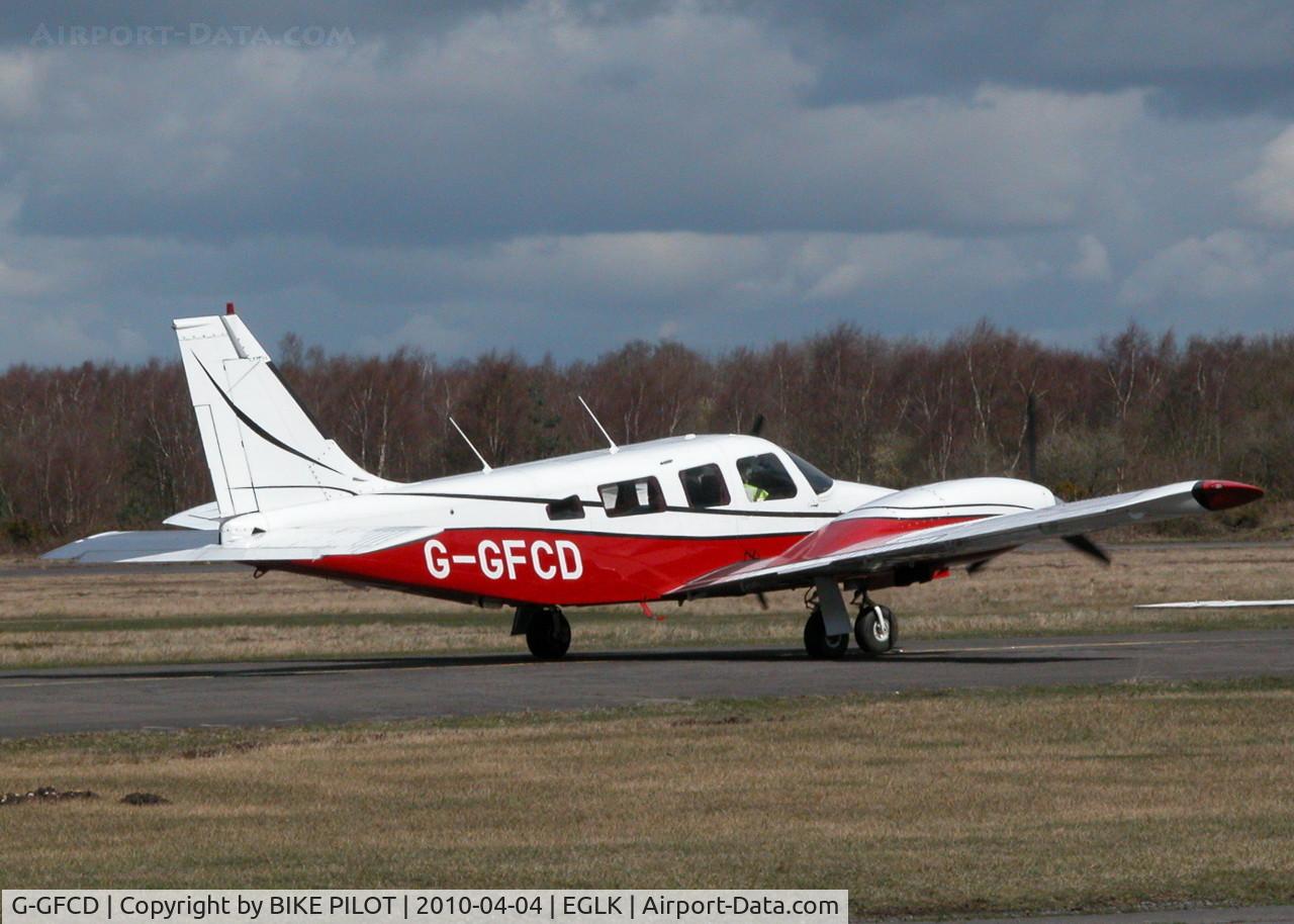 G-GFCD, 1981 Piper PA-34-220T Seneca III C/N 34-8133073, TAXYING PAST THE CAFE