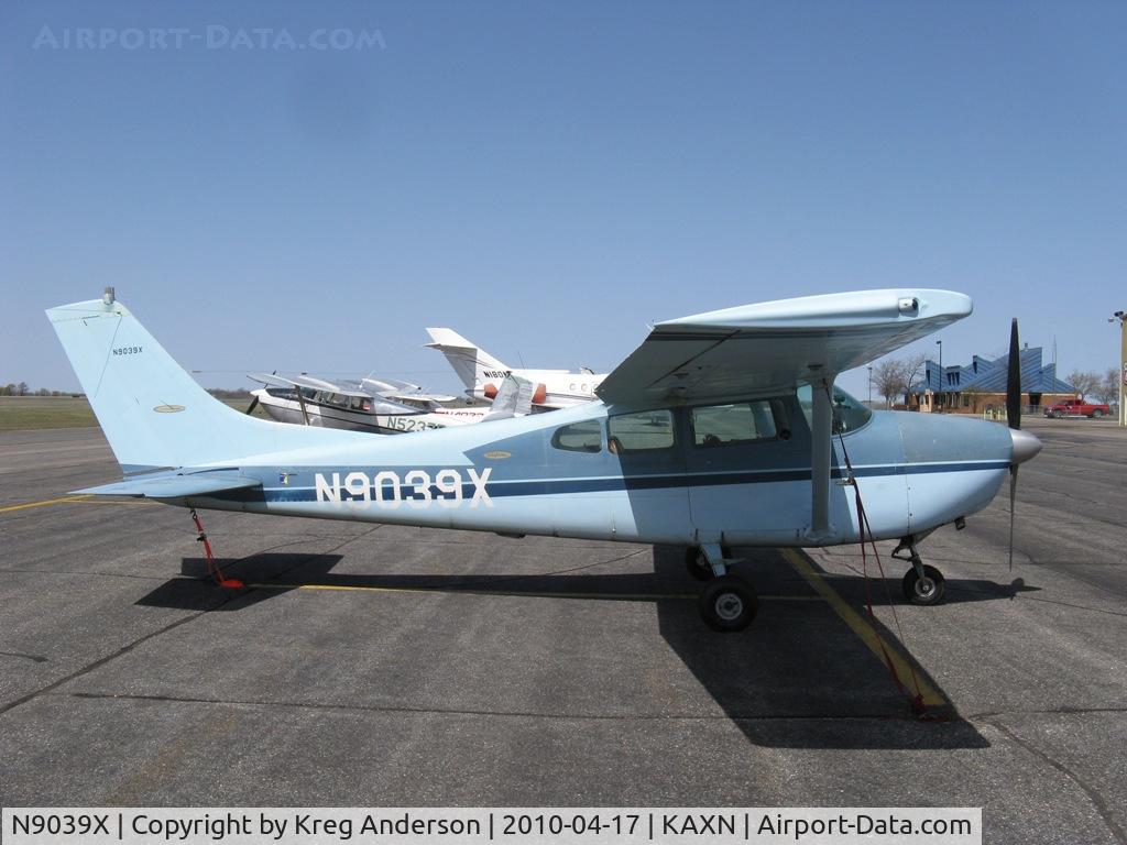 N9039X, 1961 Cessna 182D Skylane C/N 18253439, Cessna 182D Skylane on the line.