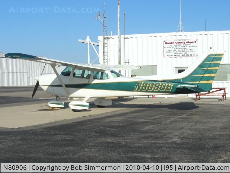 N80906, 1976 Cessna 172M C/N 17266796, On the ramp at Kenton, Ohio