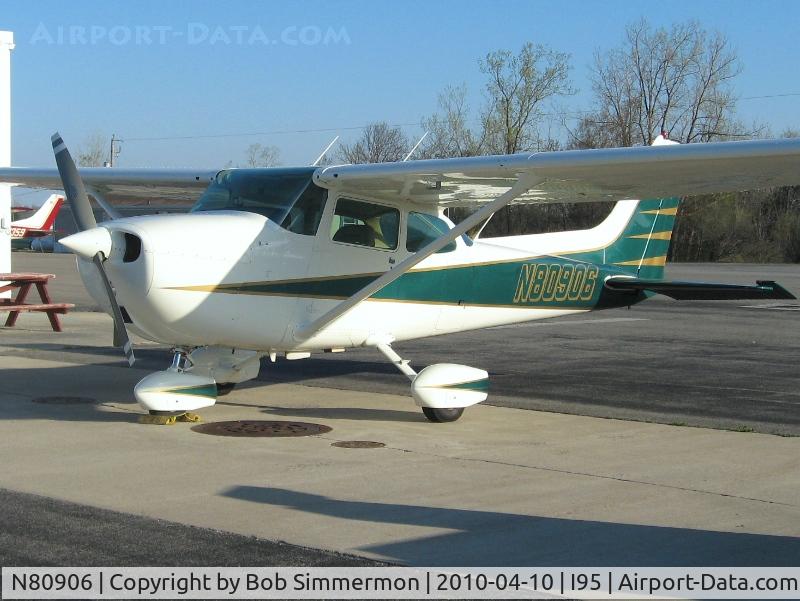N80906, 1976 Cessna 172M C/N 17266796, On the ramp at Kenton, Ohio