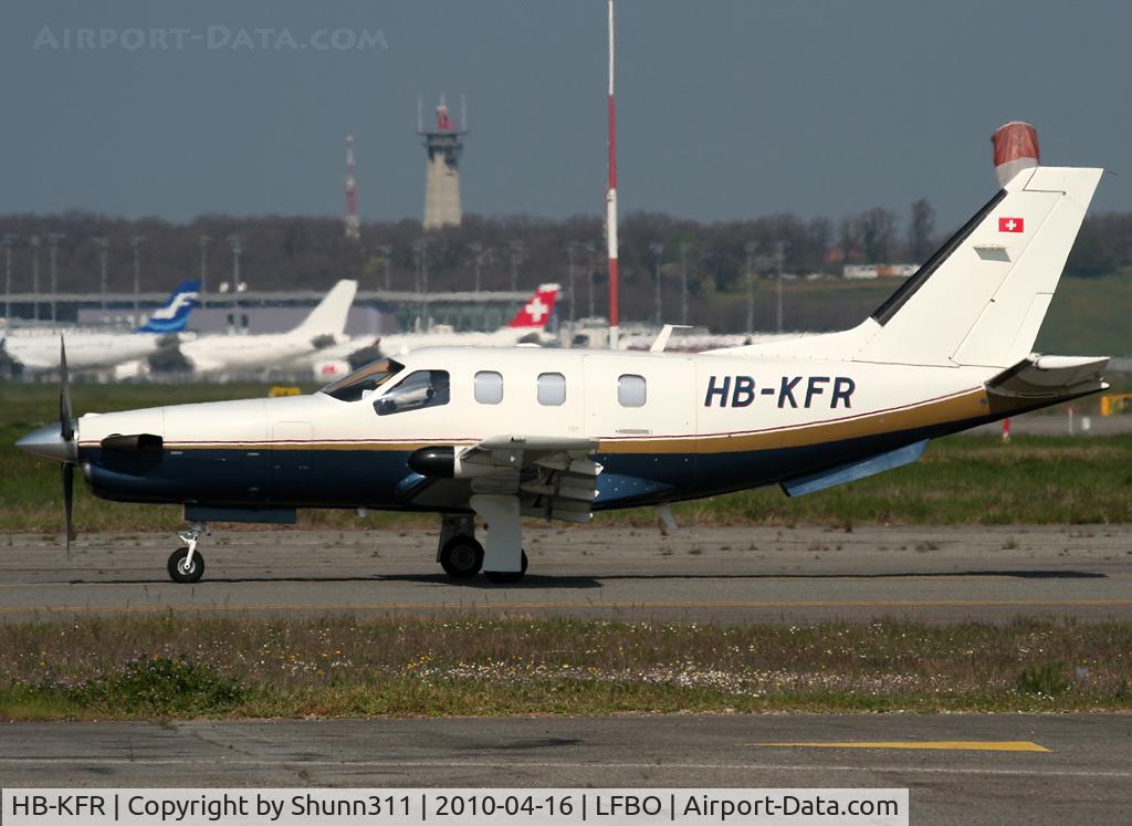 HB-KFR, 2001 Socata TBM-700 C/N 195, Taxiing for departure...