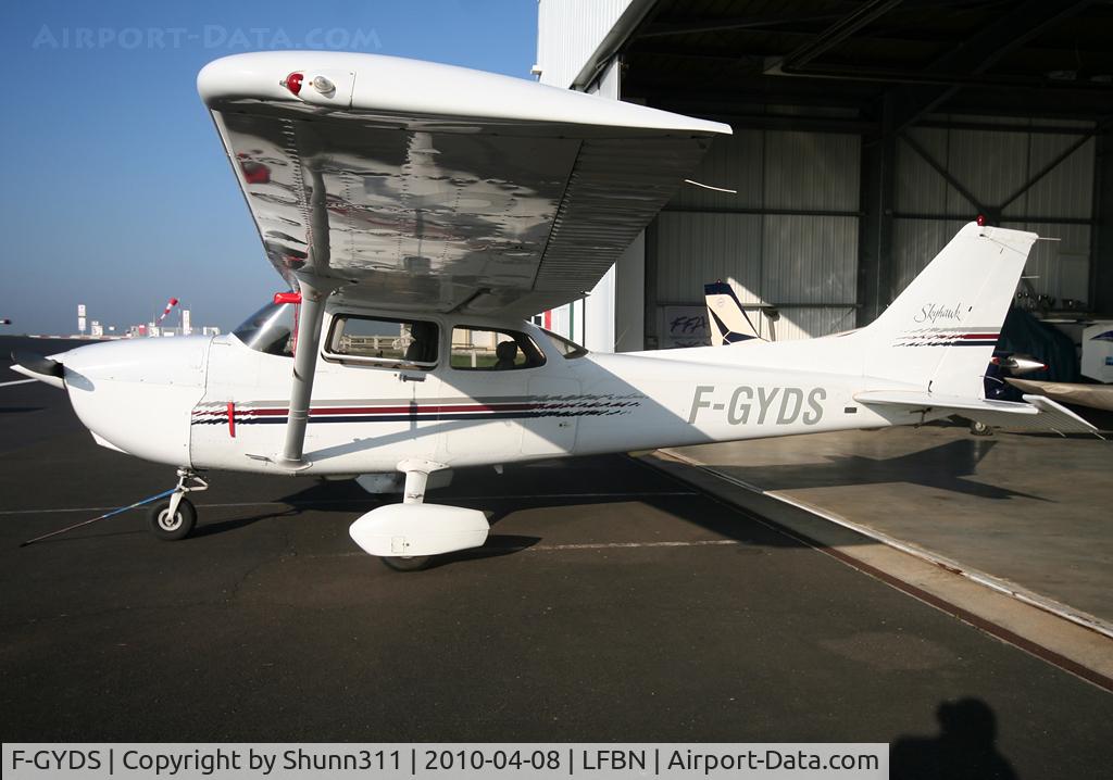 F-GYDS, Cessna 172R C/N 396072, Parked in front the Airclub...