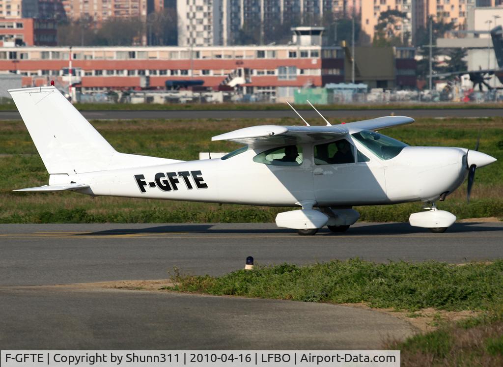 F-GFTE, 1976 Cessna 177B Cardinal C/N 17702568, Taxiing to the General Aviation area...