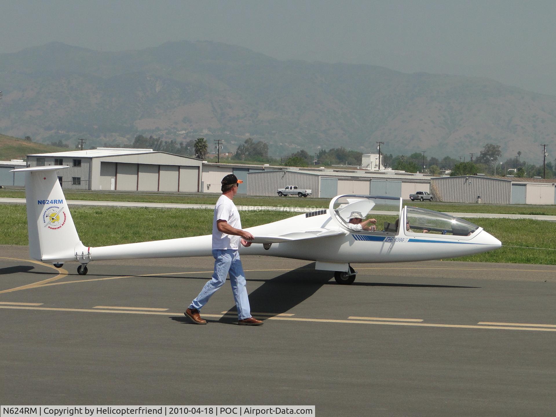 N624RM, Dg Flugzeugbau DG 1000S C/N 10-129S82, Glider being taken to runway 26L