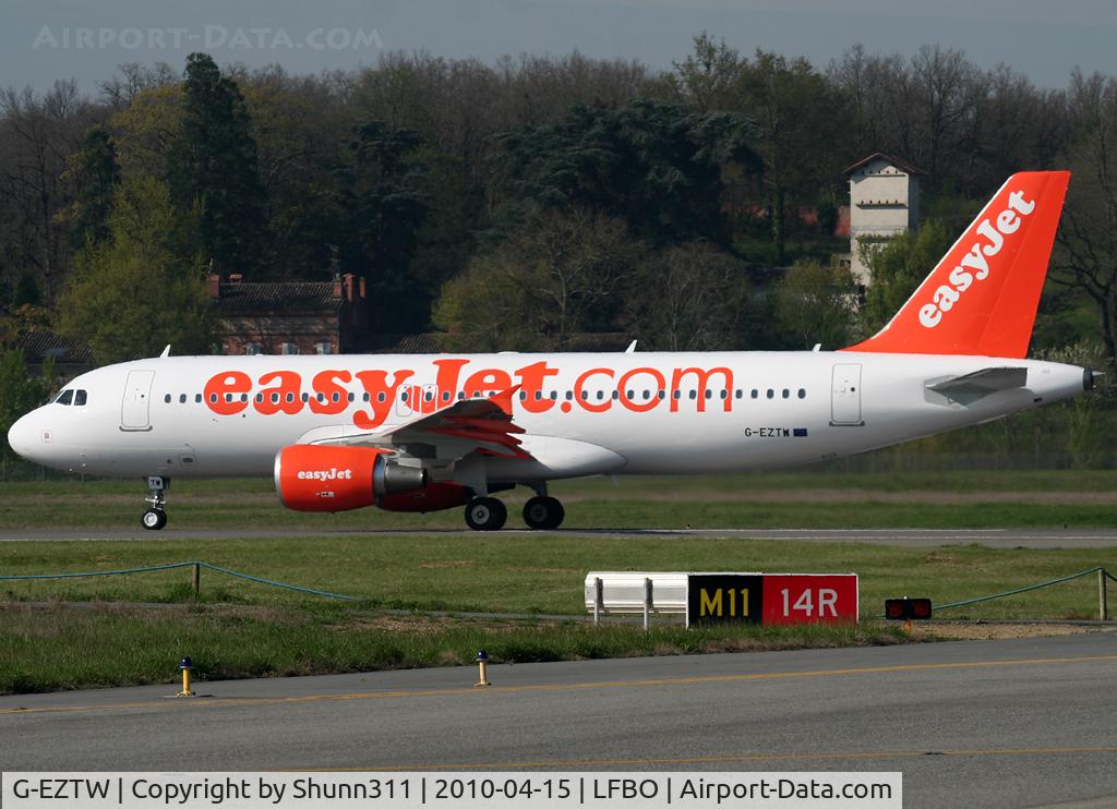 G-EZTW, 2010 Airbus A320-214 C/N 4250, Ready for take off rwy 14R