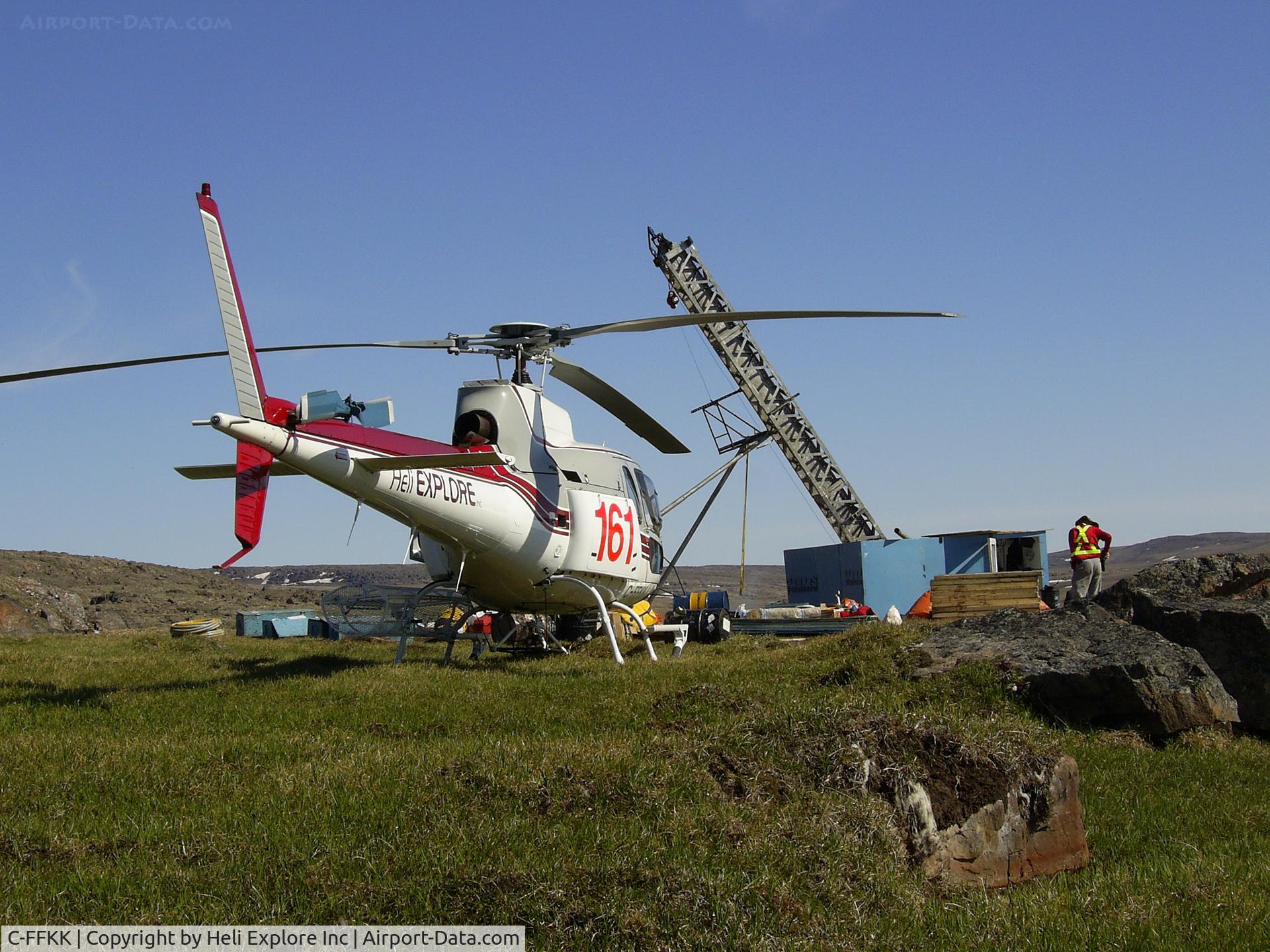 C-FFKK, 1980 Aerospatiale AS-350BA Ecureuil C/N 1242, Heli Explore inc helicopter waiting at the drill