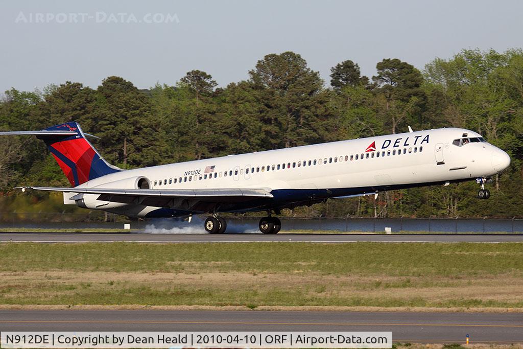 N912DE, 1992 McDonnell Douglas MD-88 C/N 49997, Delta Air Lines N912DE from Hartsfield-Jackson Atlanta Int'l (KATL) touching down on RWY 23.
