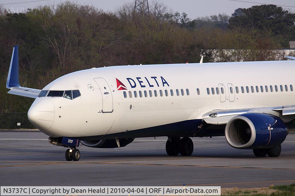 N3737C, 2000 Boeing 737-832 C/N 30799, Delta AirLines N3737C (FLT DAL1238) exitting RWY 5 after arrival from Hartsfield-Jackson Atlanta Int'l (KATL). If you look closely, you can see the HUD in front of the pilot.