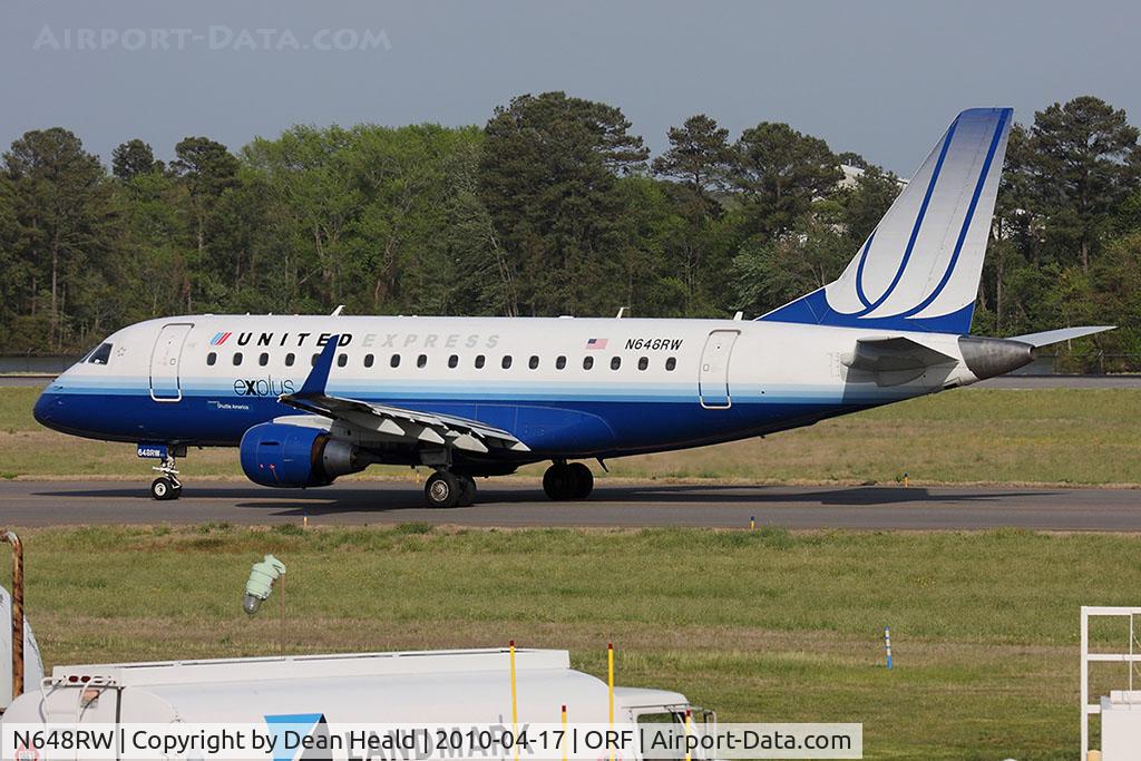 N648RW, 2005 Embraer 170SE (ERJ-170-100SE) C/N 17000068, United Express (Shuttle America) N648RW (FLT TCF7694) taxiing to RWY 23 for departure to Washington Dulles Int'l (KIAD).