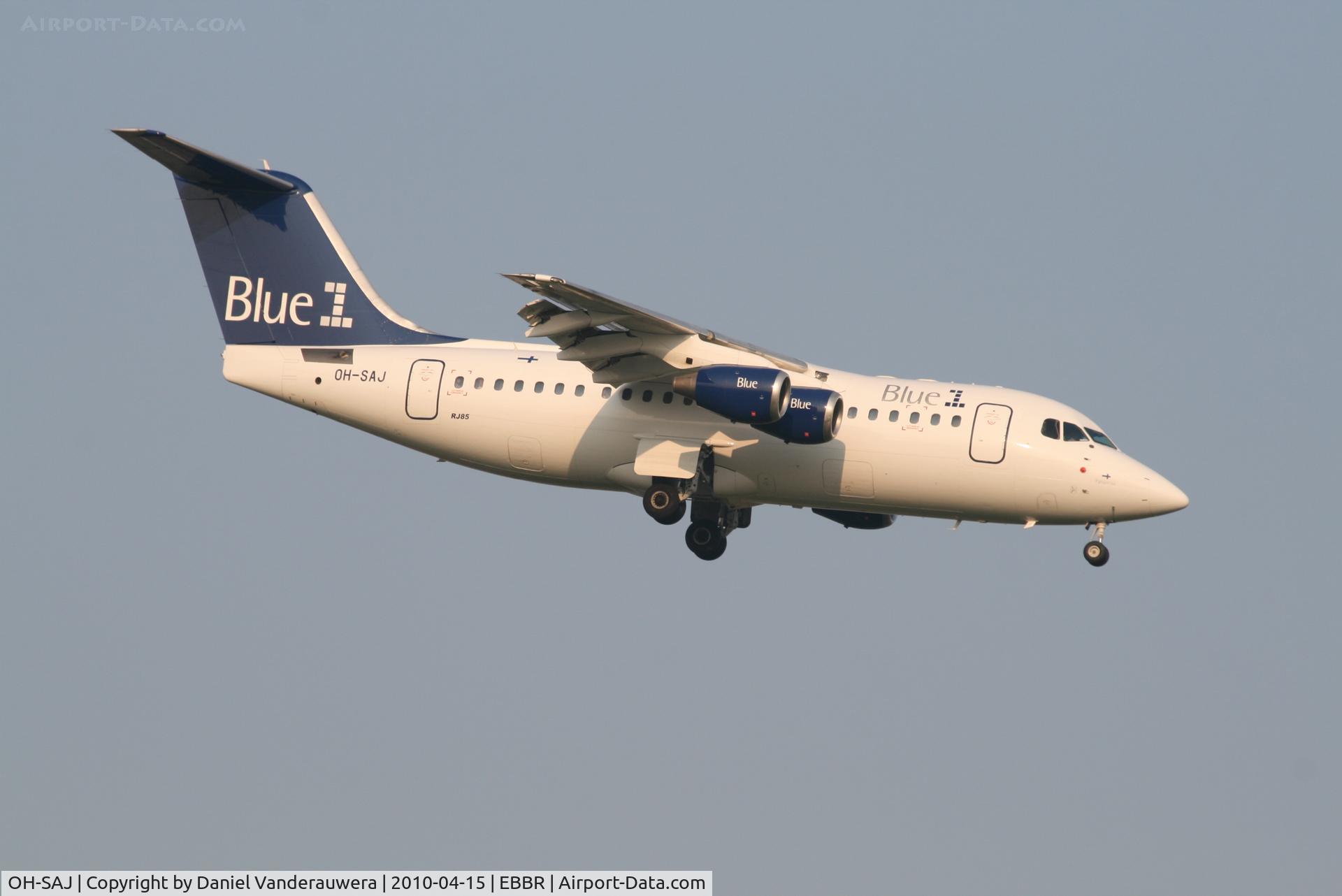 OH-SAJ, 2001 BAE Systems Avro 146-RJ85 C/N E.2388, Arrival of flight KF801 to RWY 02