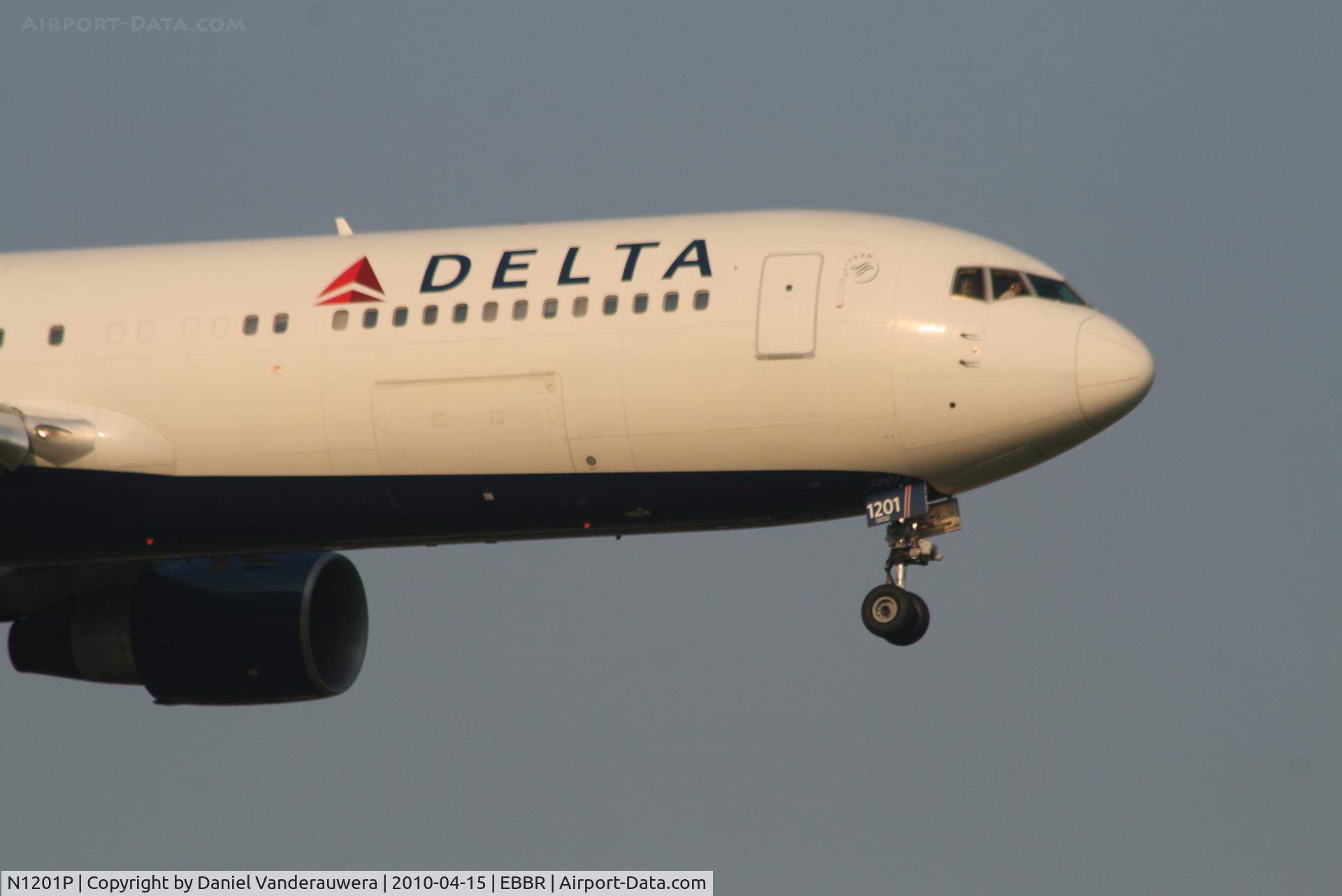 N1201P, 1998 Boeing 767-332 C/N 28458, Arrival of flight DL140 to RWY 02