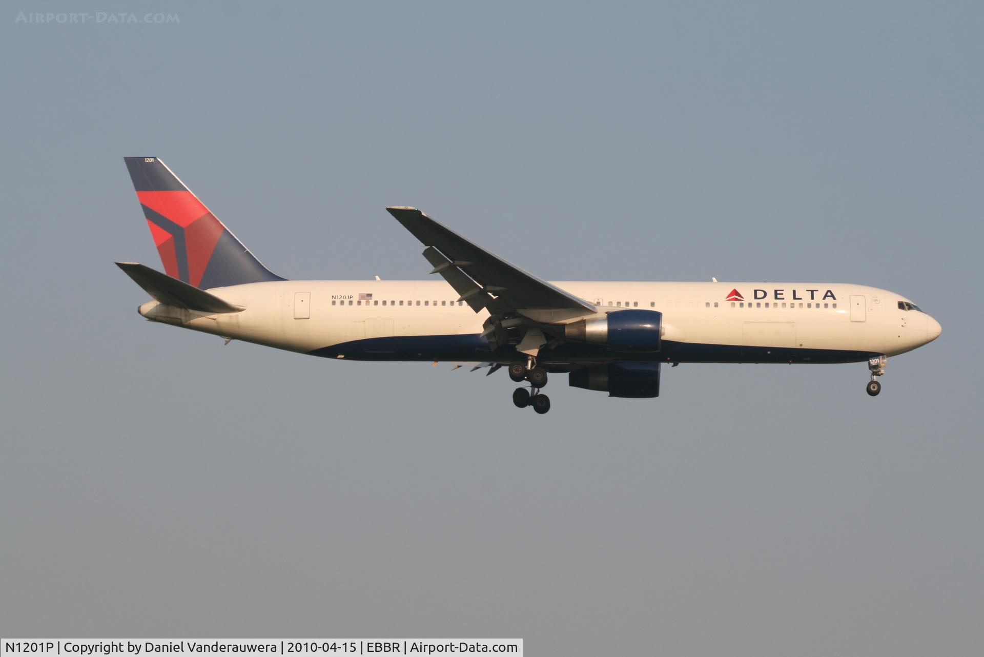 N1201P, 1998 Boeing 767-332 C/N 28458, Flight DL140 is descending to RWY 02