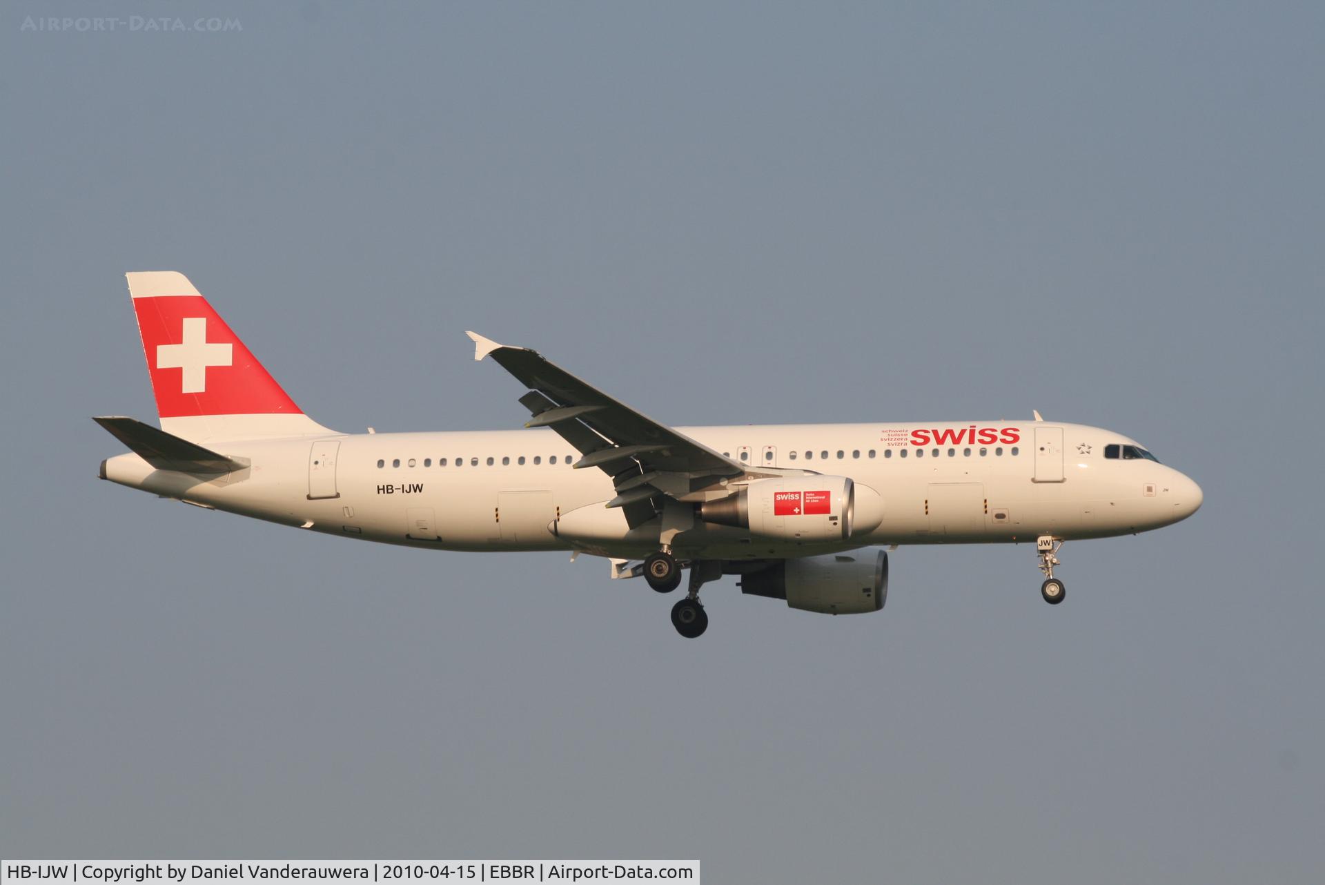 HB-IJW, 2003 Airbus A320-214 C/N 2134, Arrival of flight LX786 to RWY 02