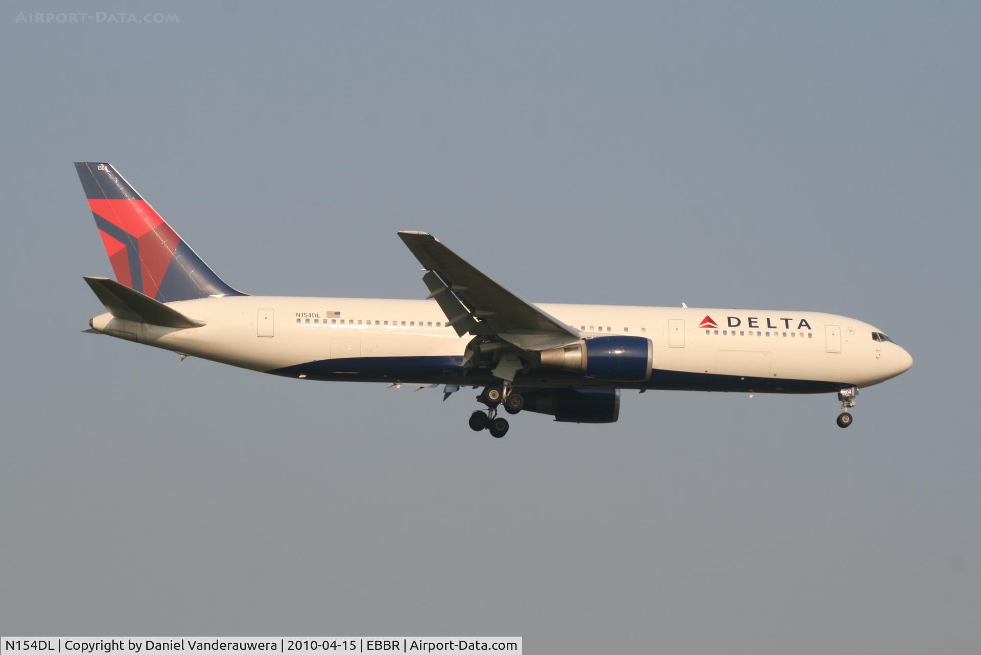 N154DL, 1991 Boeing 767-3P6 C/N 25241, Arrival of flight DL124 to RWY 02