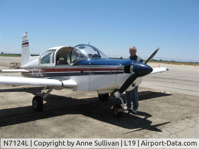 N7124L, 1974 Grumman American AA-5 Traveler C/N AA5-0624, Owner Steve Davis next to plane