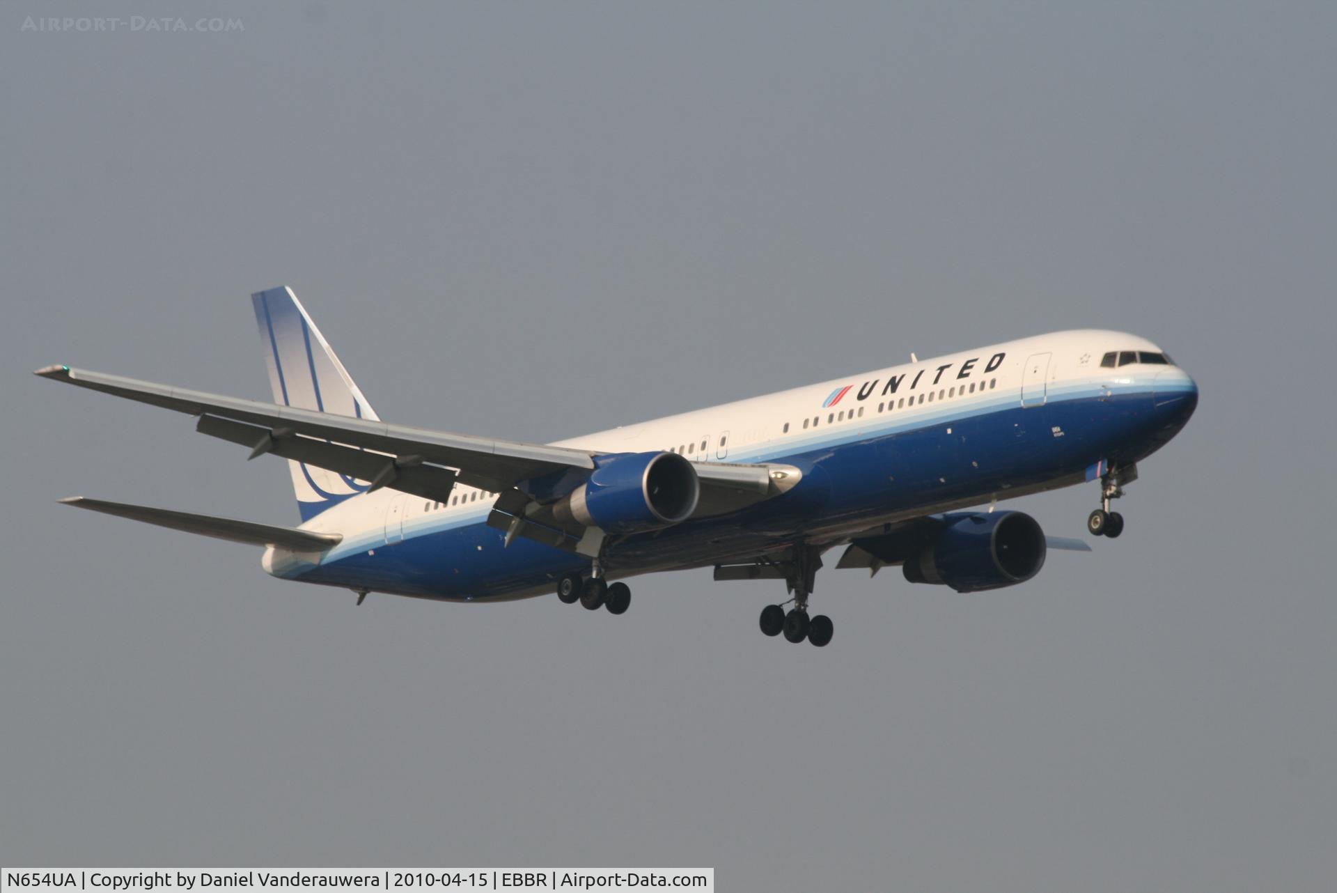 N654UA, 1992 Boeing 767-322ER C/N 25392, Arrival of flight UA972 to RWY 02
