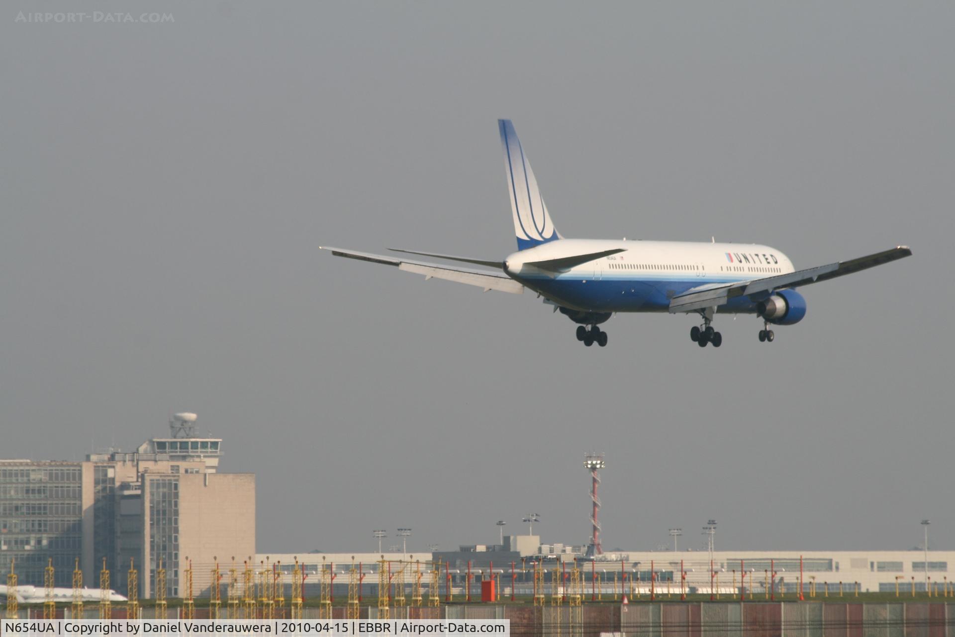 N654UA, 1992 Boeing 767-322ER C/N 25392, Flight UA654 is descending to RWY 02