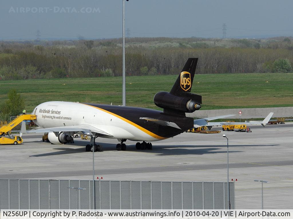 N256UP, 1992 McDonnell Douglas MD-11F C/N 48405, Very rare visitor in Vienna - landed on 20th April