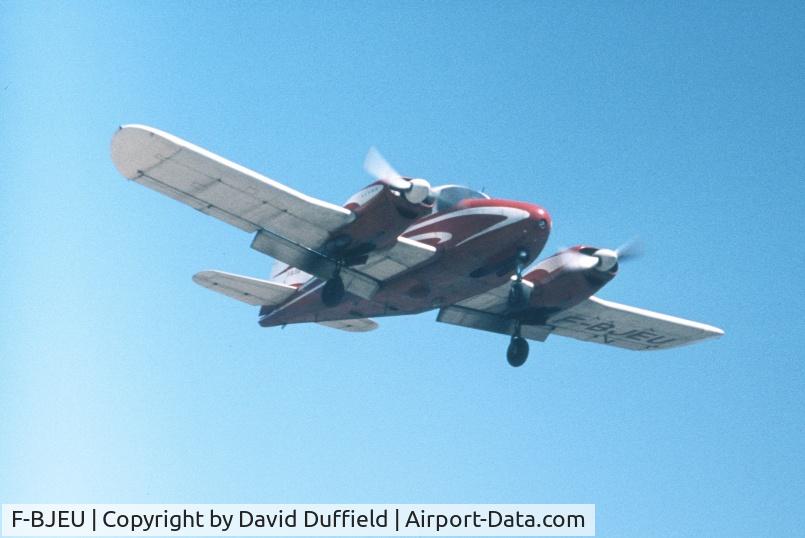 F-BJEU, Piper PA-23-160 Apache C/N 23-1481, Landing at Cannes circa 1971