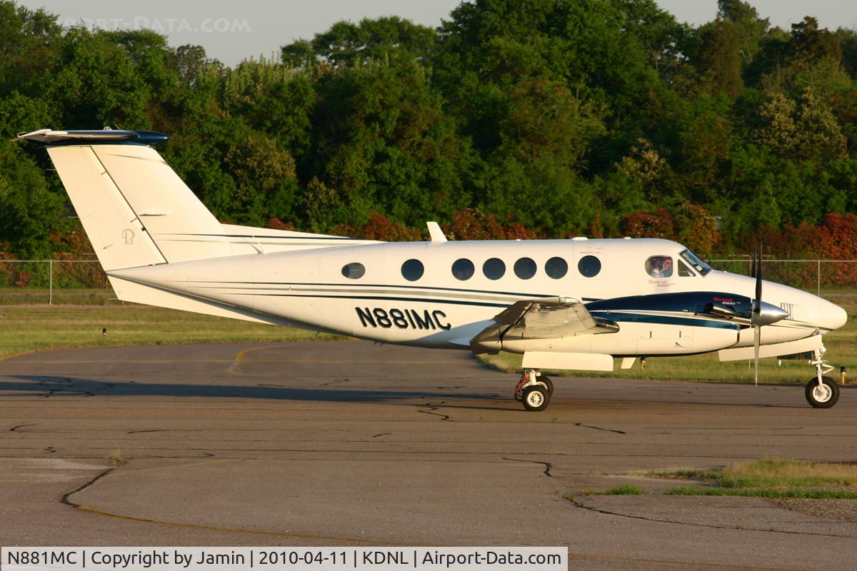 N881MC, 2006 Raytheon B200 King Air C/N BB-1930, Departing runway 23 at sunset.