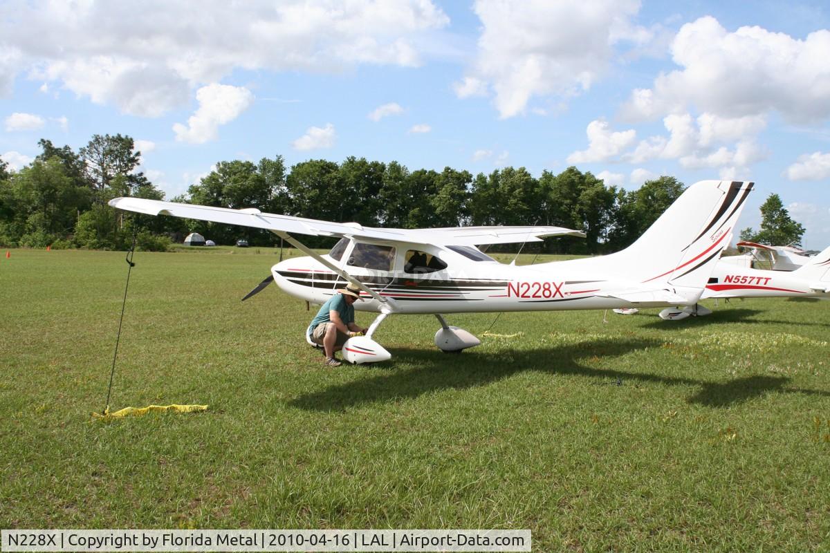 N228X, TL Ultralight TL-3000 Sirius C/N TLUSA180, TI Ultralight Sirius