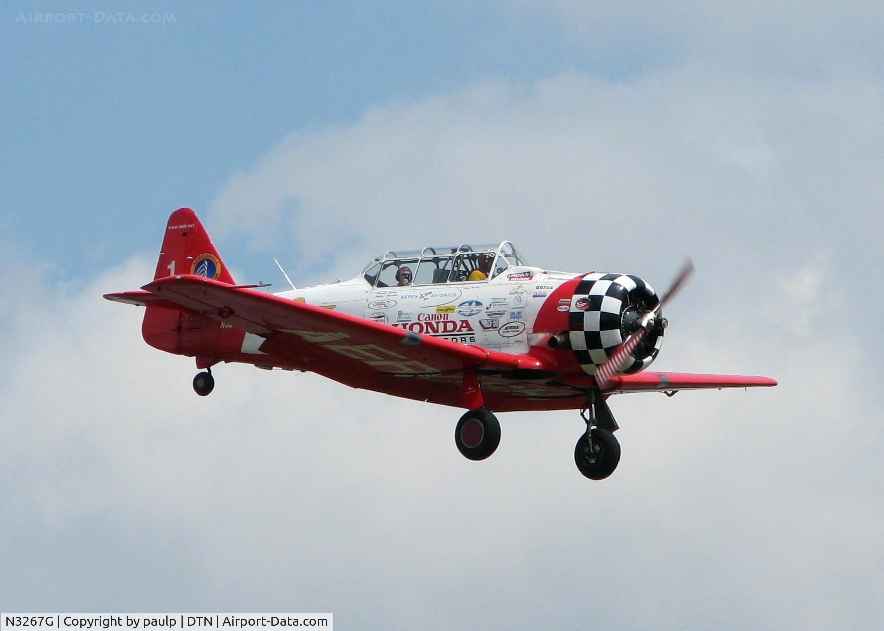 N3267G, 1943 North American SNJ-5 Texan C/N 88-15114, Landing at Downtown Shreveport.