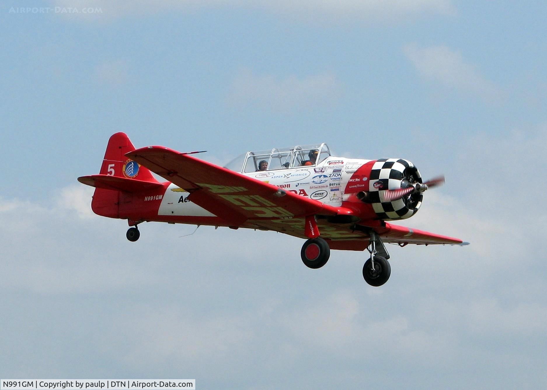 N991GM, 1941 North American AT-6C Texan C/N 88-17575, Landing at Downtown Shreveport.
