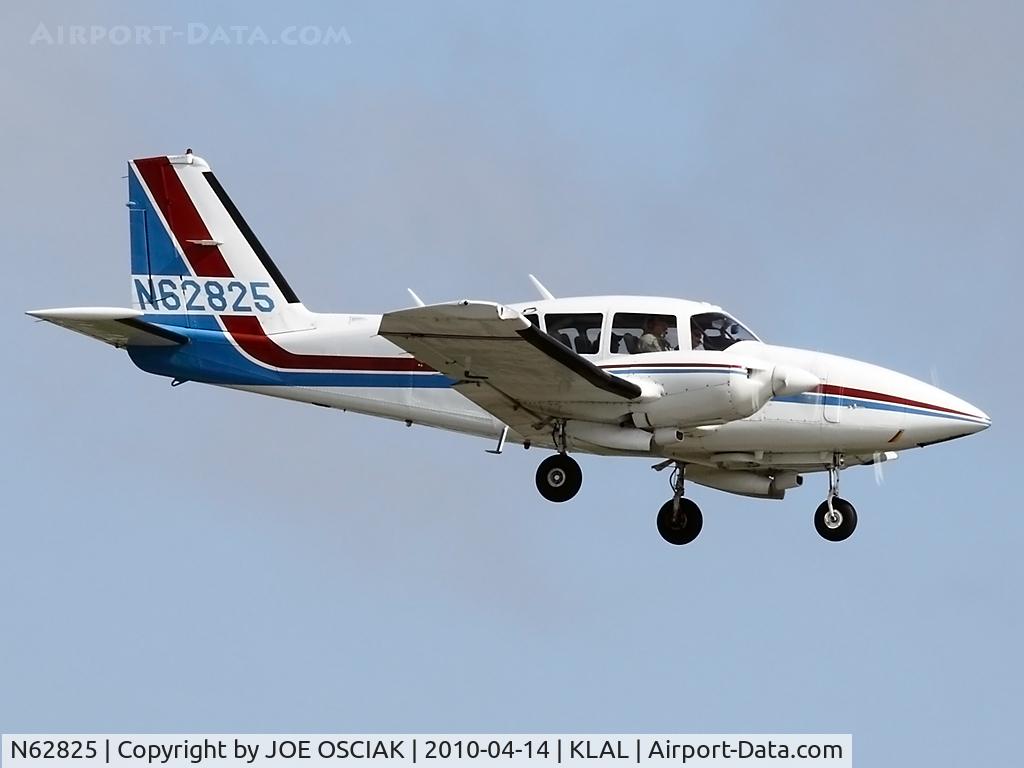N62825, 1977 Piper PA-23-250 Aztec C/N 27-7754060, Arriving at KLAL