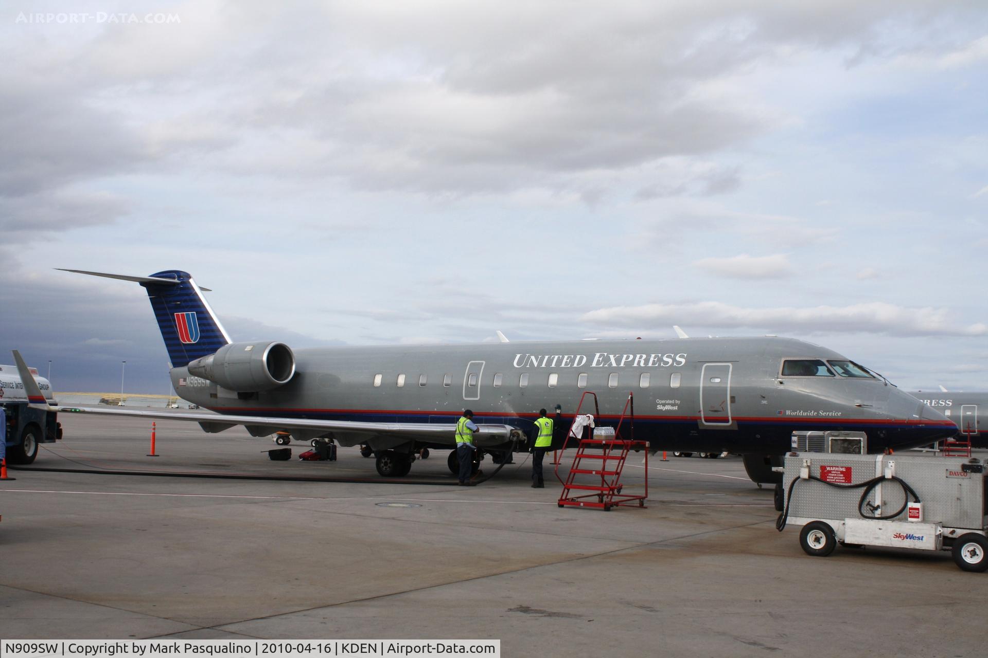 N909SW, 2001 Bombardier CRJ-200LR (CL-600-2B19) C/N 7558, CL-600-2B19