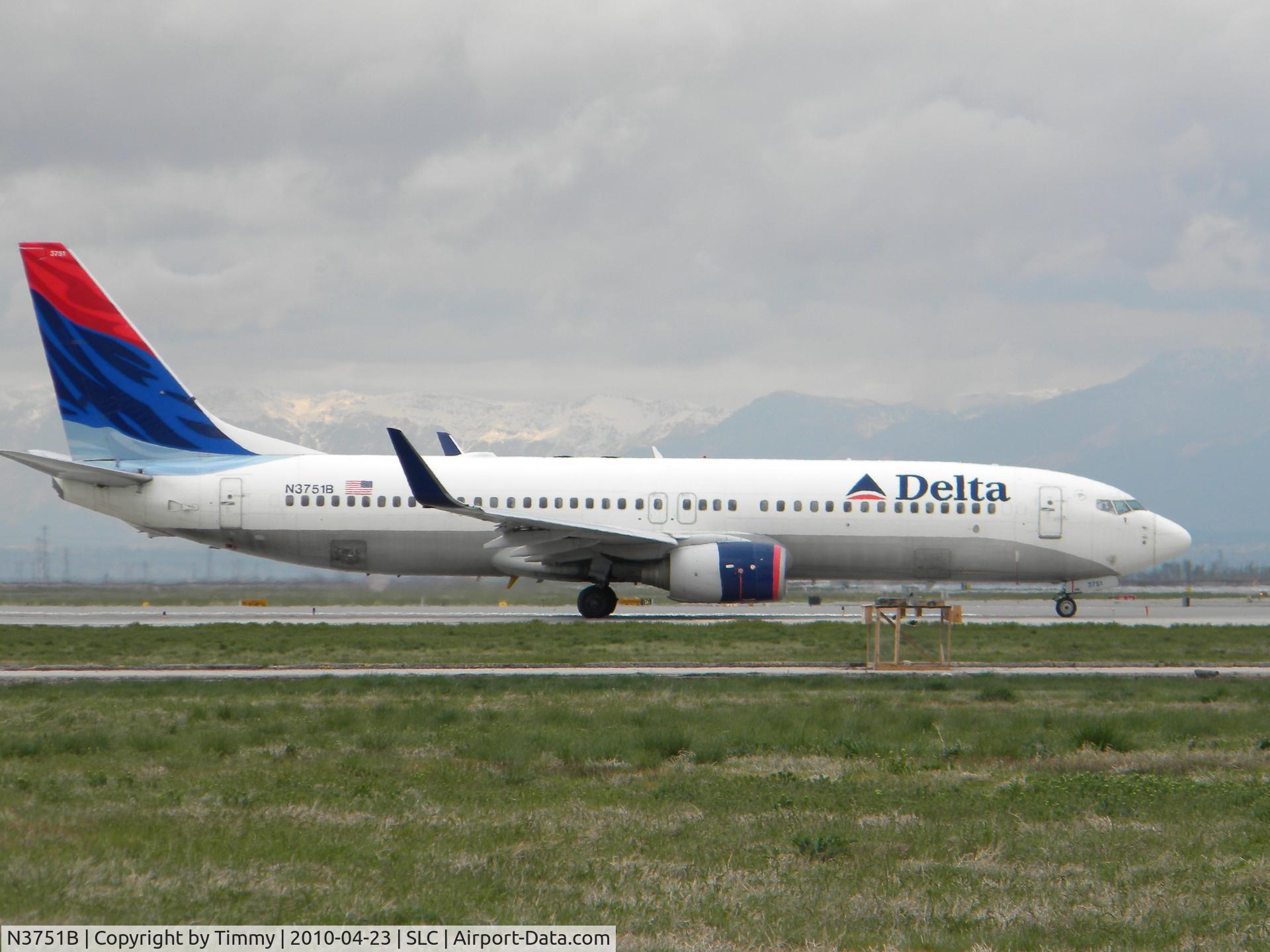 N3751B, Beech 35-C33 Debonair C/N CD-820, It is taxiing at Salt Lake City Intl airport, ready to takeoff.
