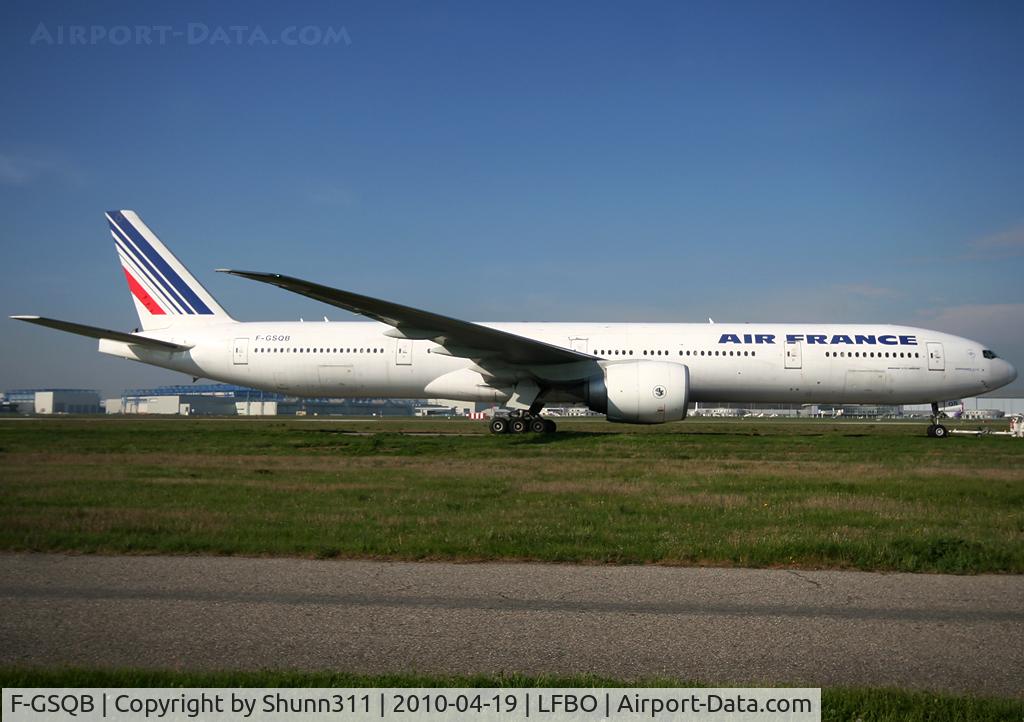 F-GSQB, 2004 Boeing 777-328/ER C/N 32724, Moving to Lagardere Airbus area...