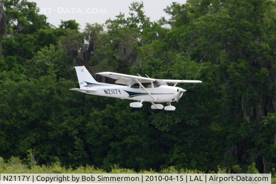 N2117Y, 2004 Cessna 172S C/N 172S9622, Arriving at Lakeland, FL during Sun N Fun 2010.