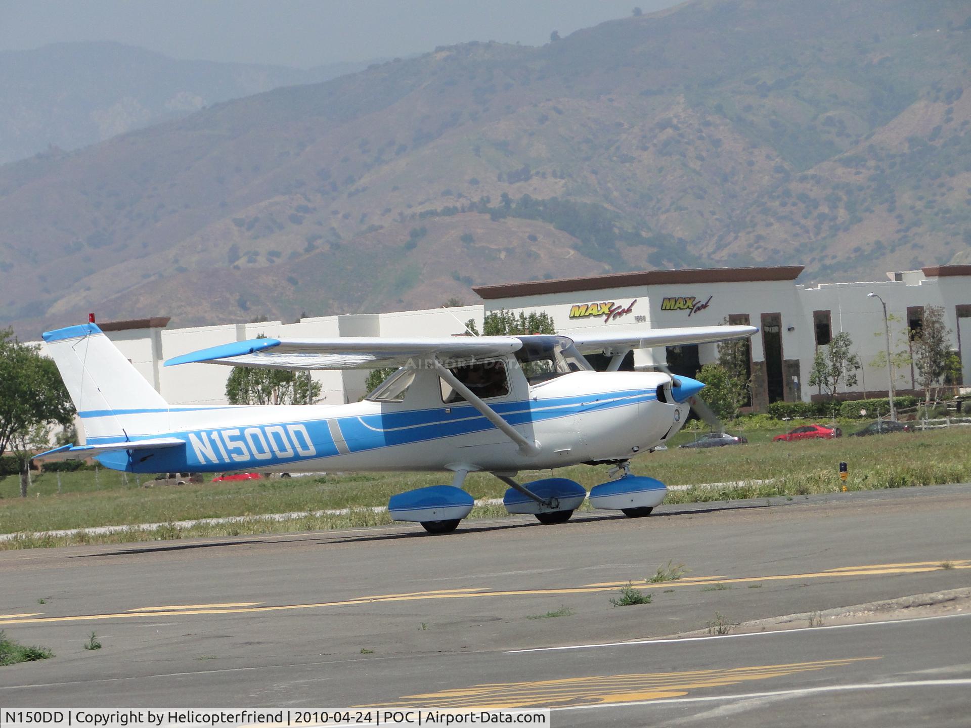 N150DD, 1973 Cessna 150L C/N 15075327, Taxiing to runway 26L
