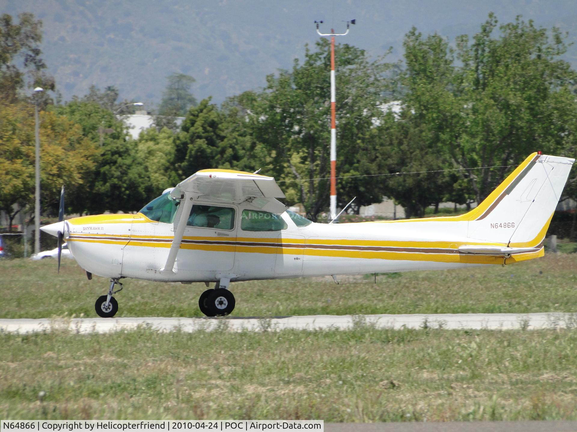 N64866, 1982 Cessna 172P C/N 17275639, Landing on runway 26L