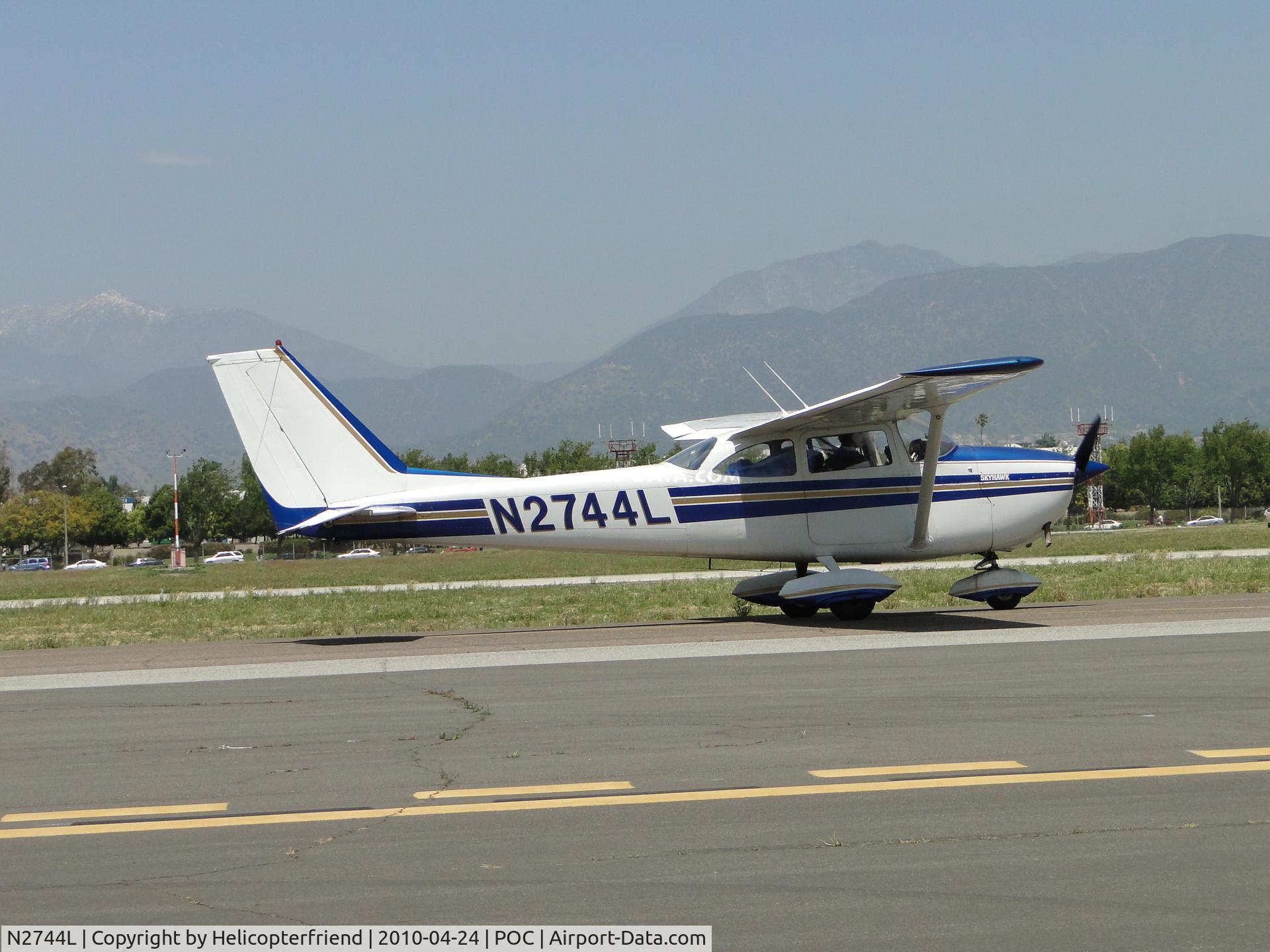 N2744L, 1967 Cessna 172H C/N 17255944, Taxiing to runway 26L
