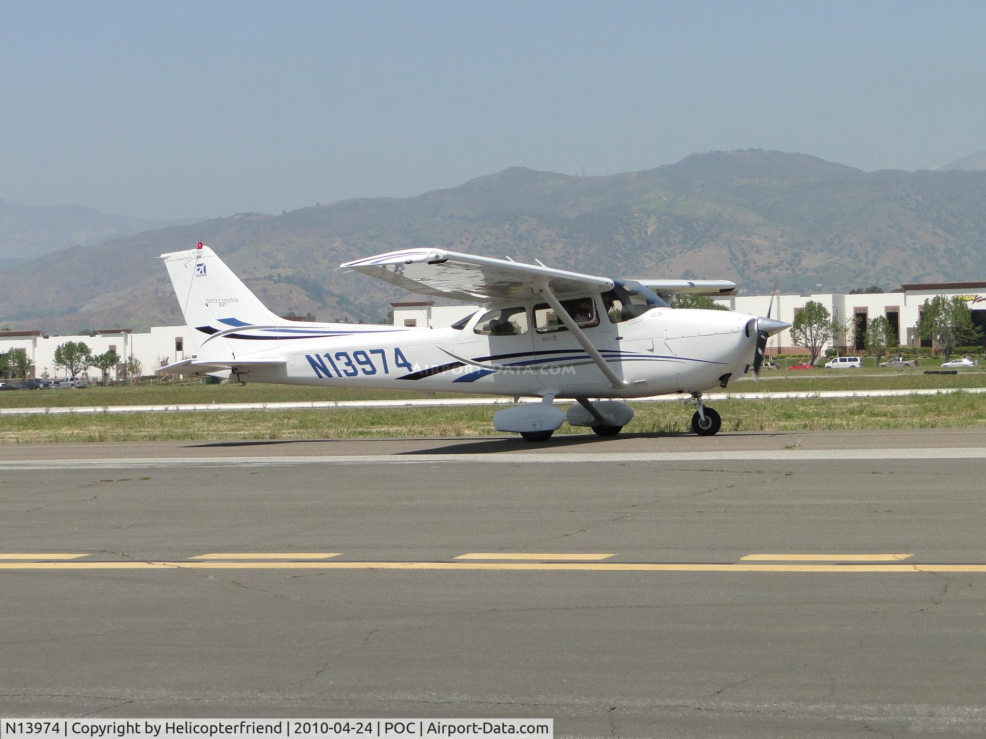 N13974, 2006 Cessna 172S C/N 172S10409, Taxiing to runway 26